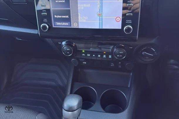 2023 Toyota Hilux 4x4 SR5 image 10