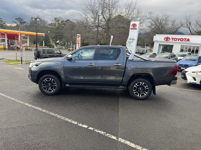 2023 Toyota Hilux SR5 image 4