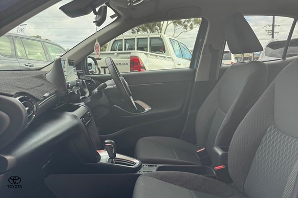 2022 Toyota Yaris Cross Hybrid GXL image 12