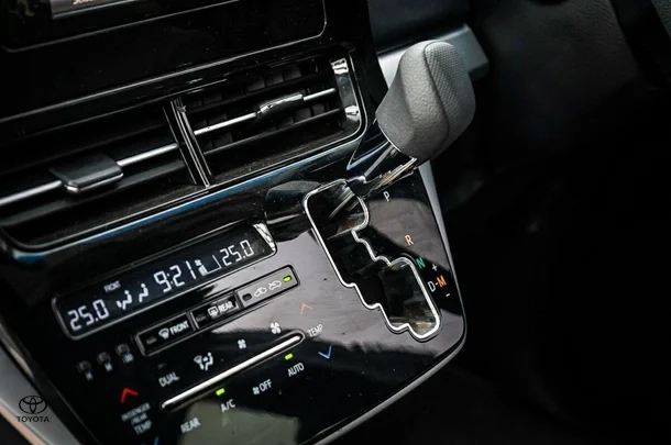 2019 Toyota Tarago GLi image 25