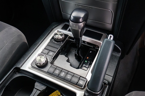 2019 Toyota Landcruiser GXL image 17