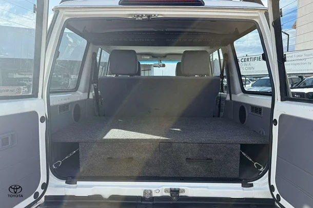 2017 Toyota LC Military GXL image 11