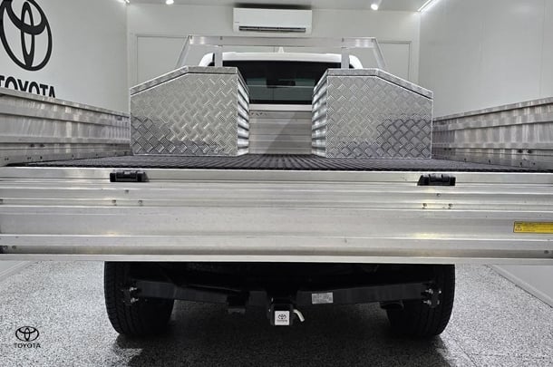 2023 Toyota Hilux SR image 4