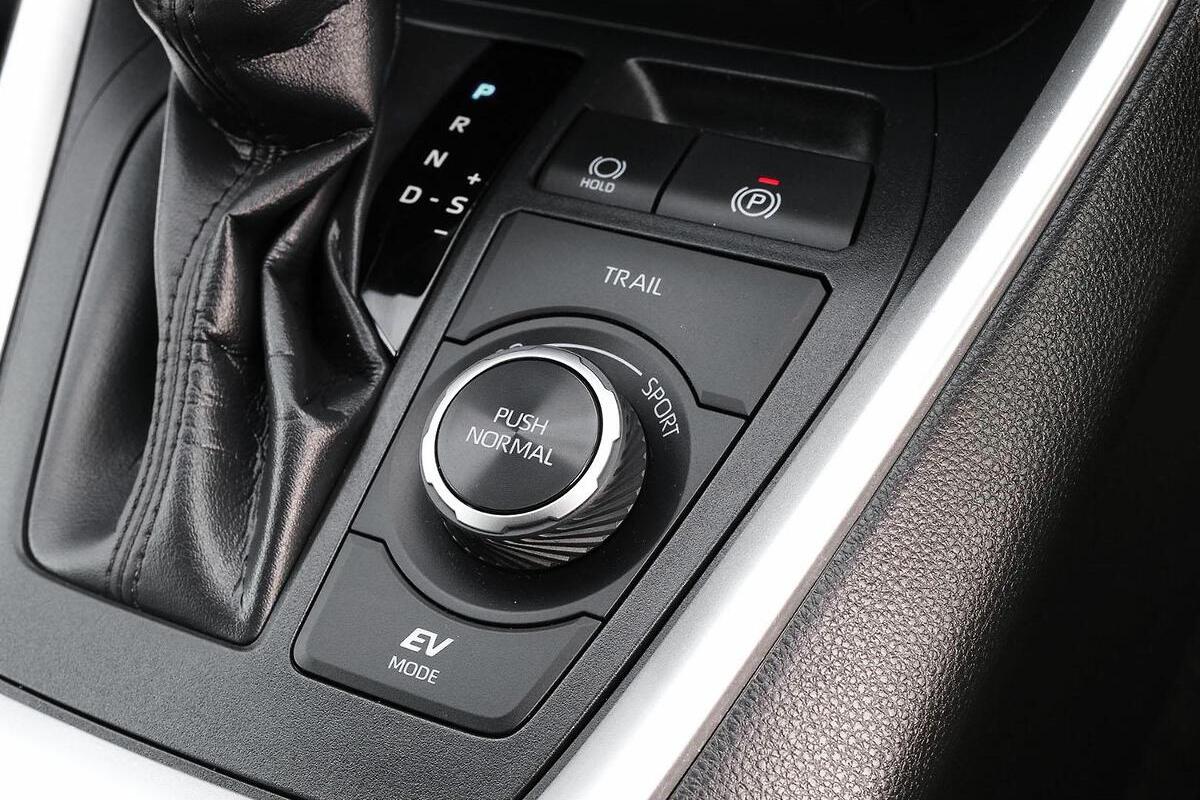 2024 Toyota RAV4 GX Auto eFour image 19