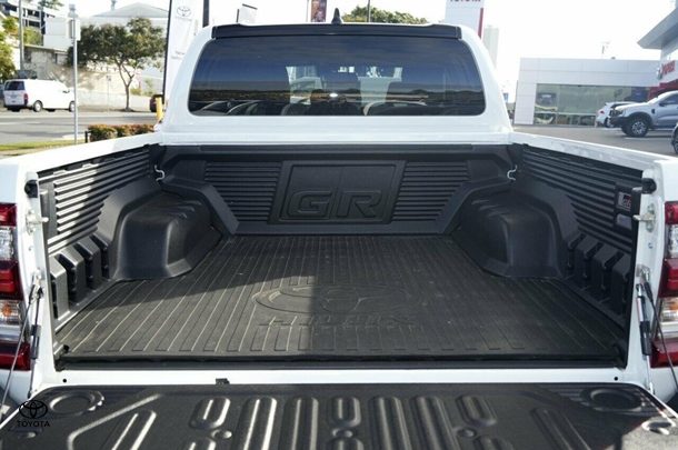 2024 Toyota Hilux 4x4 GR-S image 10