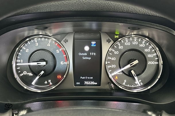 2022 Toyota Hilux SR image 17