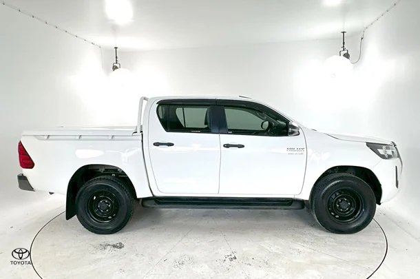 2020 Toyota Hilux SR image 10