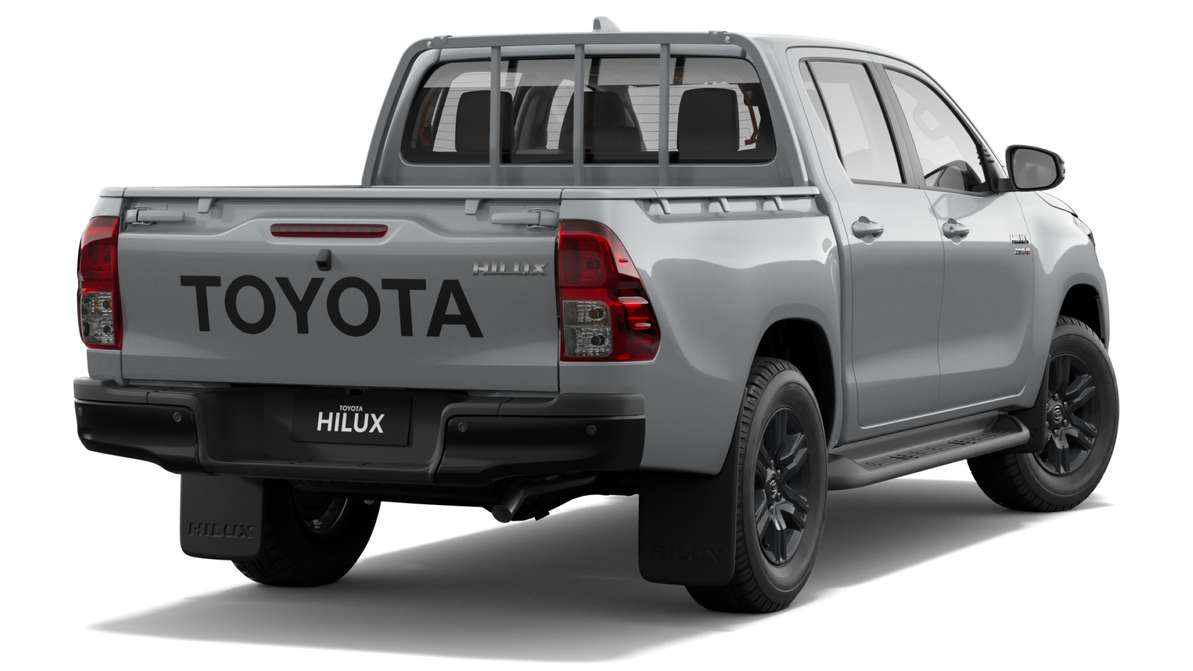 2024 Toyota Hilux 4x4 SR 48V Diesel Double-Cab Pick-Up image 3