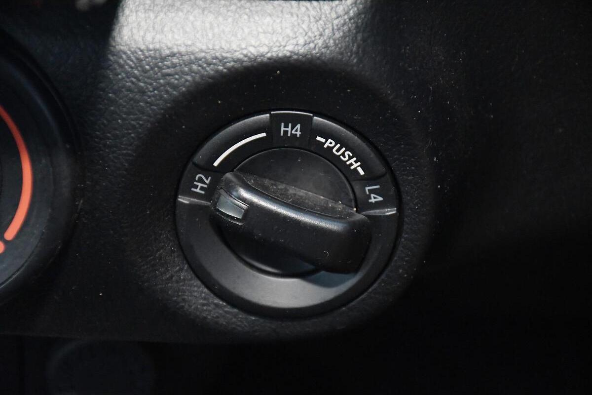 2025 Toyota Hilux SR Manual 4x4 Double Cab image 10