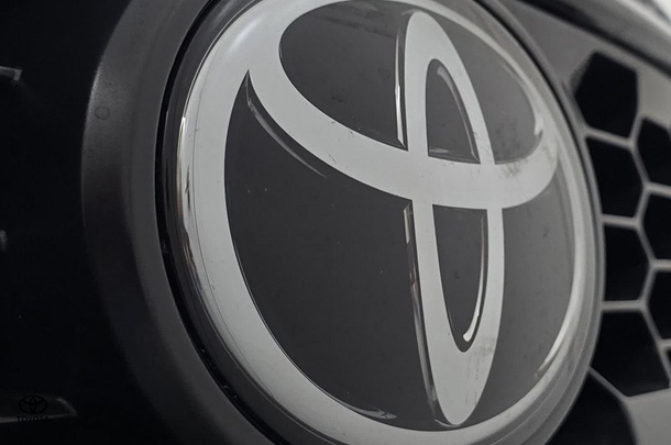 2024 Toyota Hilux SR5 image 8