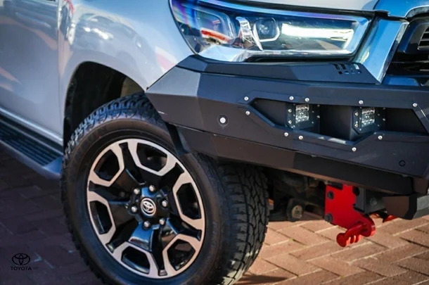 2021 Toyota Hilux 4x4 SR5 image 2