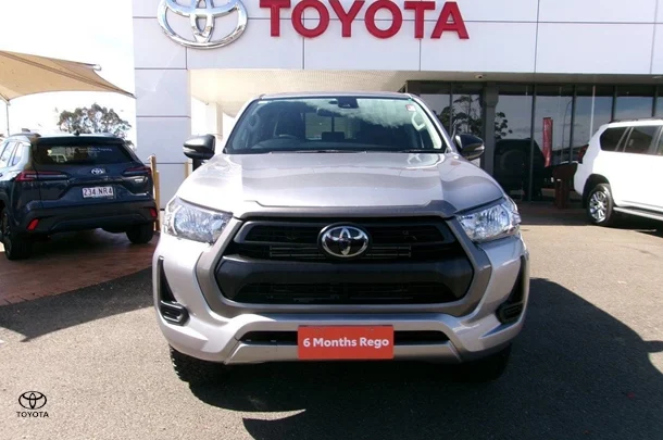 2021 Toyota Hilux 4x4 SR image 2