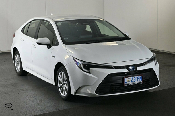 2023 Toyota Corolla Sedan Hybrid Ascent Sport image 3