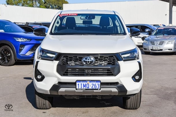2024 Toyota HILUX SR5 image 3