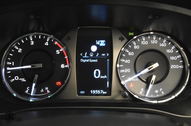 2024 Toyota Hilux 4x4 SR5 image 10