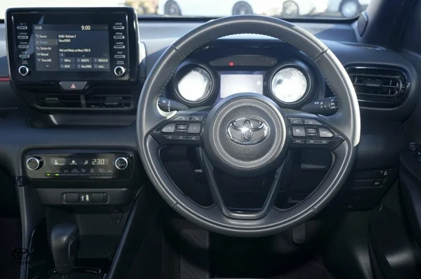 2022 Toyota Yaris Hybrid ZR image 7