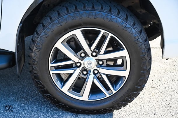 2020 Toyota HILUX SR5 image 14