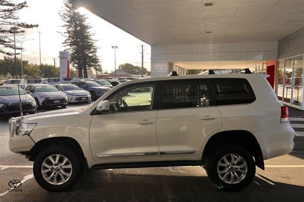 2017 Toyota Landcruiser Sahara image 6