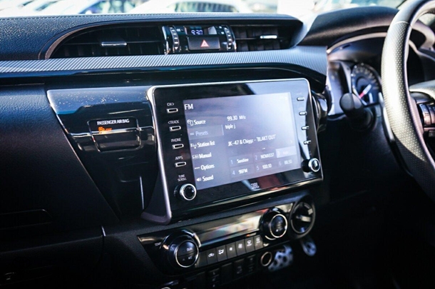 2023 Toyota Hilux 4x4 GR-S image 25