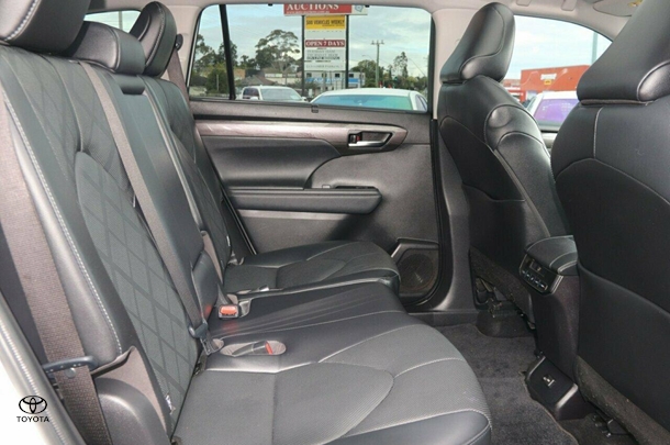 2022 Toyota Kluger Hybrid AWD GRANDE image 7
