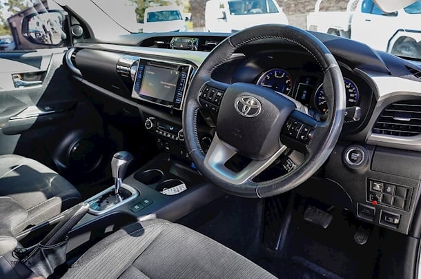 2015 Toyota HILUX SR5 image 7