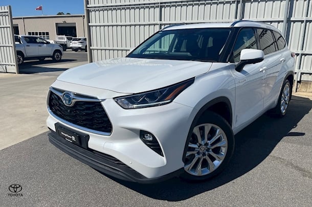 2023 Toyota Kluger Hybrid AWD GRANDE image 3
