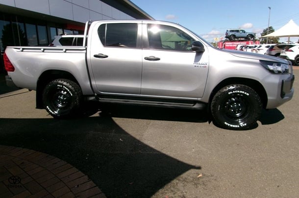 2021 Toyota Hilux 4x4 SR image 4
