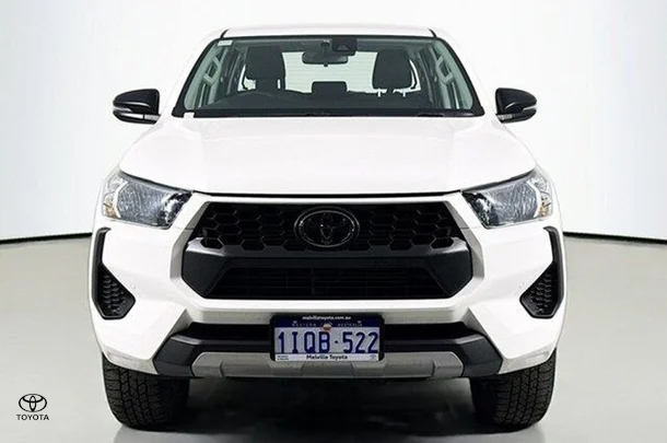 2024 Toyota Hilux SR image 2