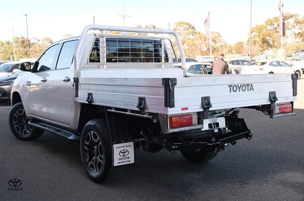 2022 Toyota Hilux SR5 image 2