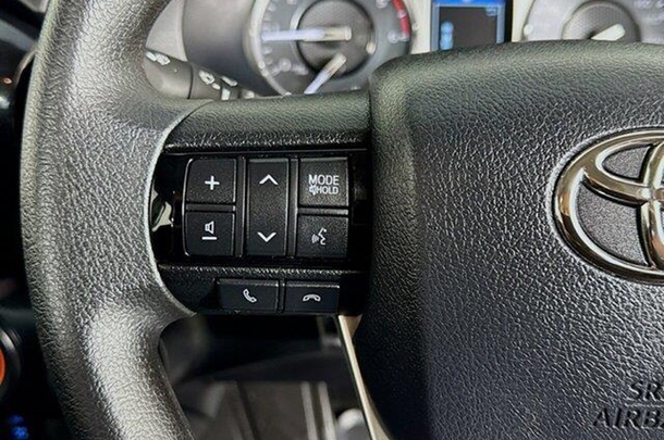 2024 Toyota Hilux SR image 16
