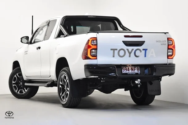 2024 Toyota Hilux 4x4 SR5 image 5