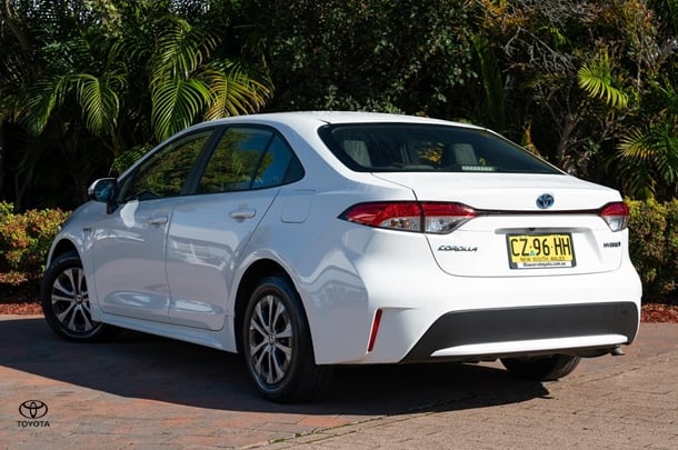 2020 TOYOTA Corolla Sedan Hybrid Ascent Sport image 2