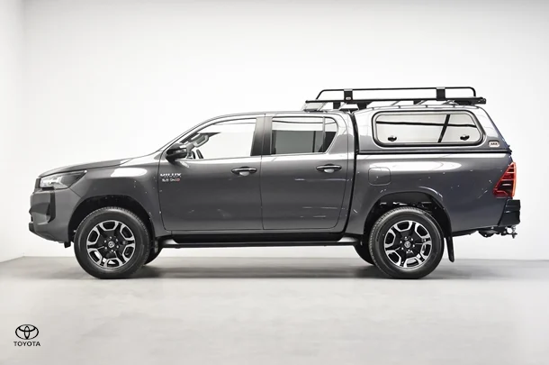 2024 Toyota Hilux 4x4 SR5 image 4