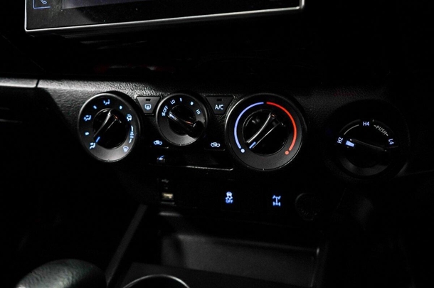 2019 Toyota Hilux 4x4 SR image 24