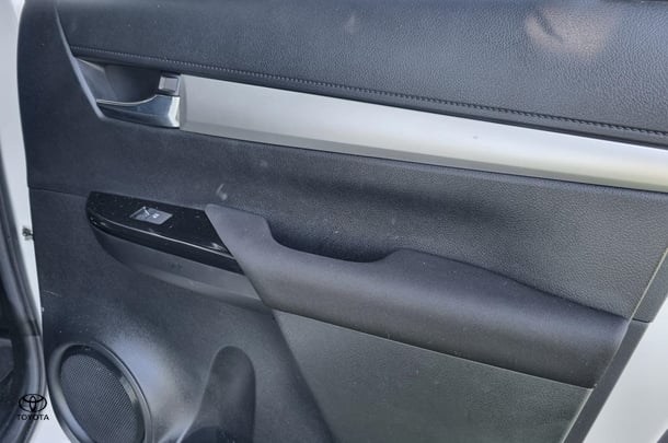2020 Toyota Hilux 4x4 SR5 image 17