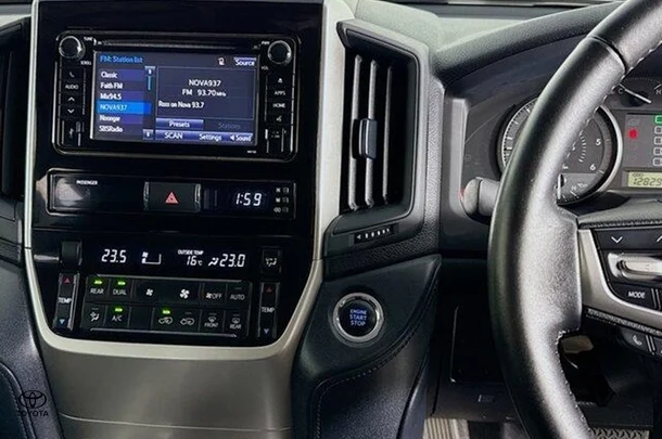 2017 Toyota LANDCRUISER GXL image 13