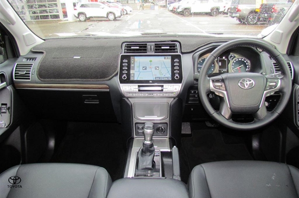2023 Toyota Prado VX image 18