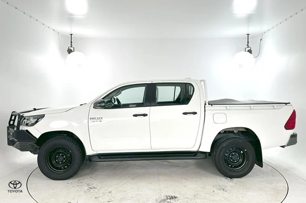 2022 Toyota Hilux SR image 7