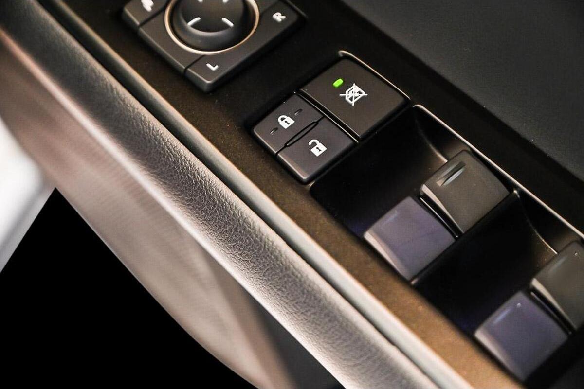 2024 Lexus UX UX300e Luxury Auto FWD image 16