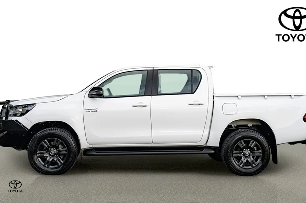2023 Toyota HILUX SR image 4