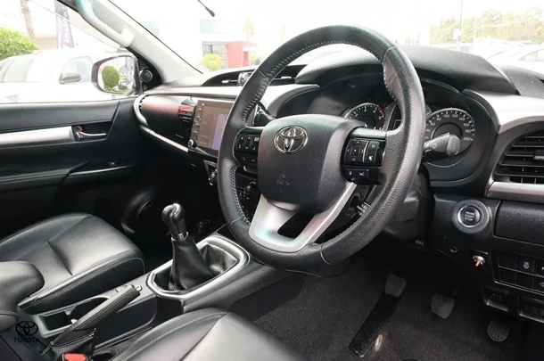 2022 Toyota Hilux SR5 image 7