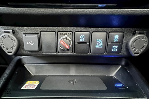 2024 Toyota Hilux SR5 image 17