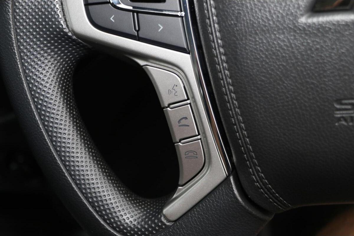 2024 Mitsubishi Triton GLX MR Manual 4x4 MY23 Double Cab image 9