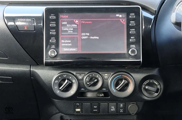 2023 Toyota Hilux 4x4 SR image 15