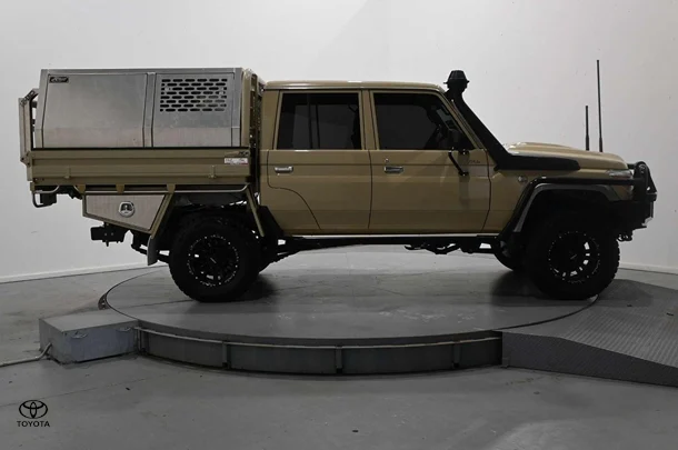 2021 Toyota LC Military GXL image 4