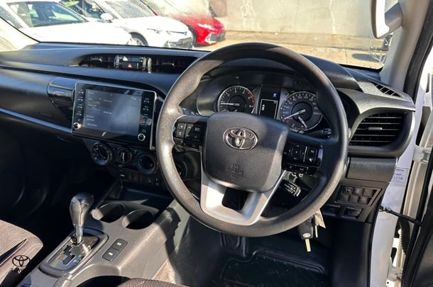 2022 Toyota HiLux 4x4 SR image 9