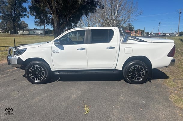 2020 Toyota Hilux 4x4 SR5 image 5