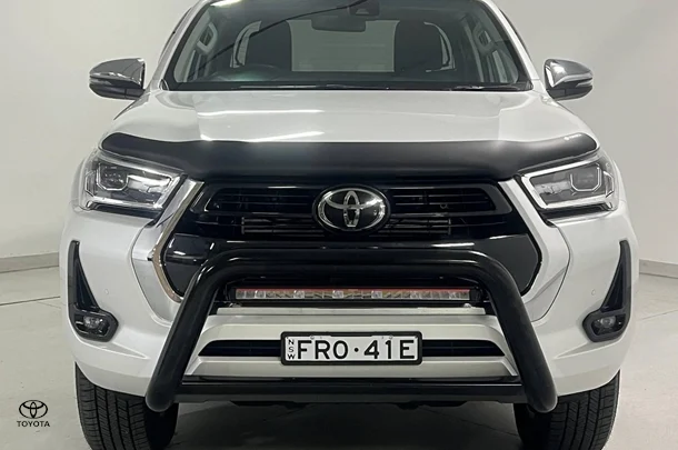 2023 Toyota Hilux SR5 image 2