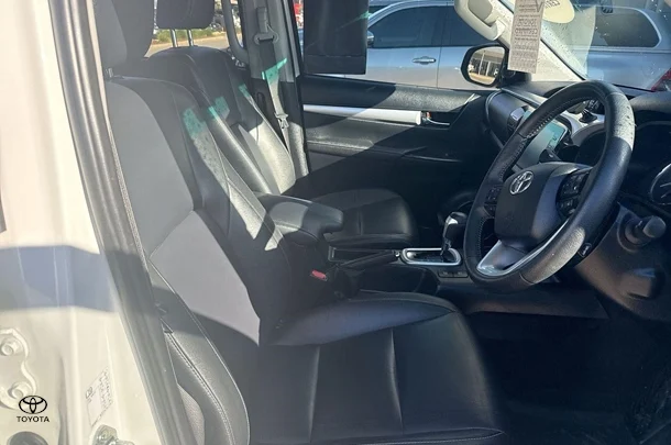 2020 Toyota Hilux SR5 image 11