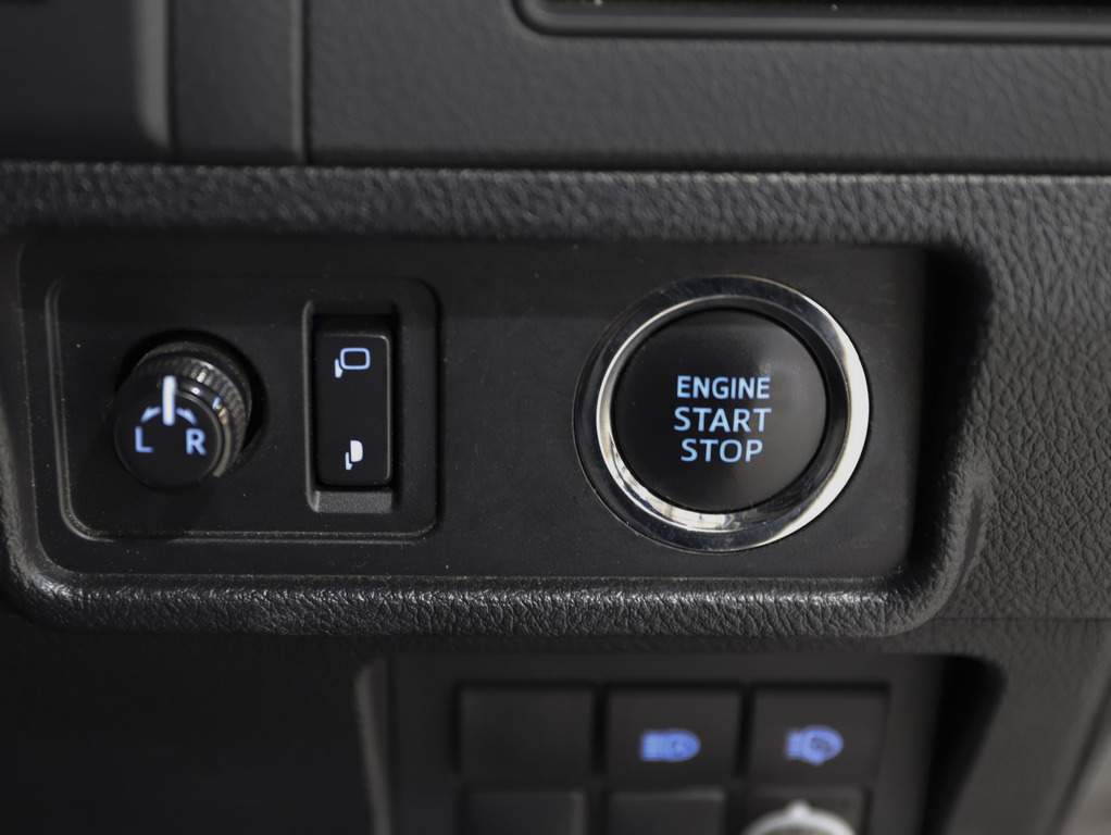 2021 Toyota Prado GXL image 17